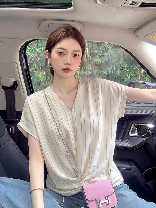 Elegant V-Neck Shoulder Shirt Women's plus Size Irregular Acetate Satin Stripe Pattern Commute Style Korean Version Loose Fit
Elegant V-Neck Shoulder Shirt Women's plus Size Irregular Acetate Satin Stripe Pattern Commute Style Korean Version Loose Fit