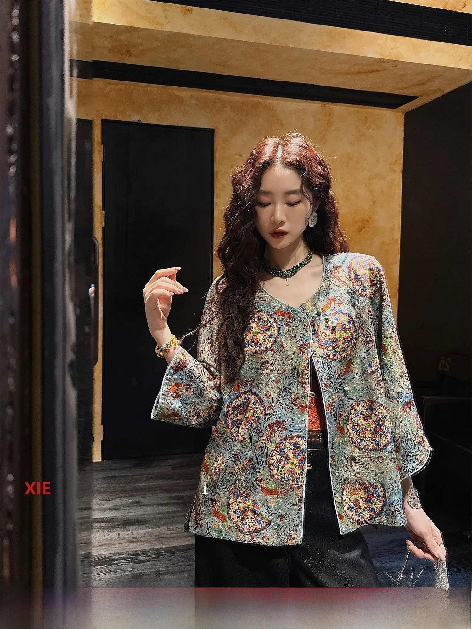 Новая женская шелковая куртка Sanji Bla Flower Enameled Color в китайском стиле для ранней осени, уникальная, красивая, в стиле Little Fragrance, 2...
Новая женская шелковая куртка Sanji Bla Flower Enameled Color в китайском стиле для ранней осени, уникальная, красивая, в стиле Little Fragrance, 2...