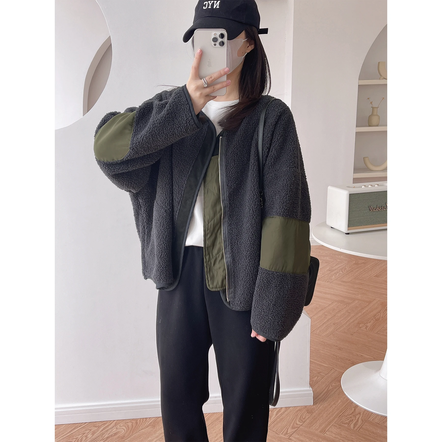 Корейский Sle Lazy Patchwork Design Sense Ape Fur Lamb Loose ort Пальто Теплая верхняя одежда Jaet Зимняя женская мода
Корейский Sle Lazy Patchwork Design Sense Ape Fur Lamb Loose ort Пальто Теплая верхняя одежда Jaet Зимняя женская мода