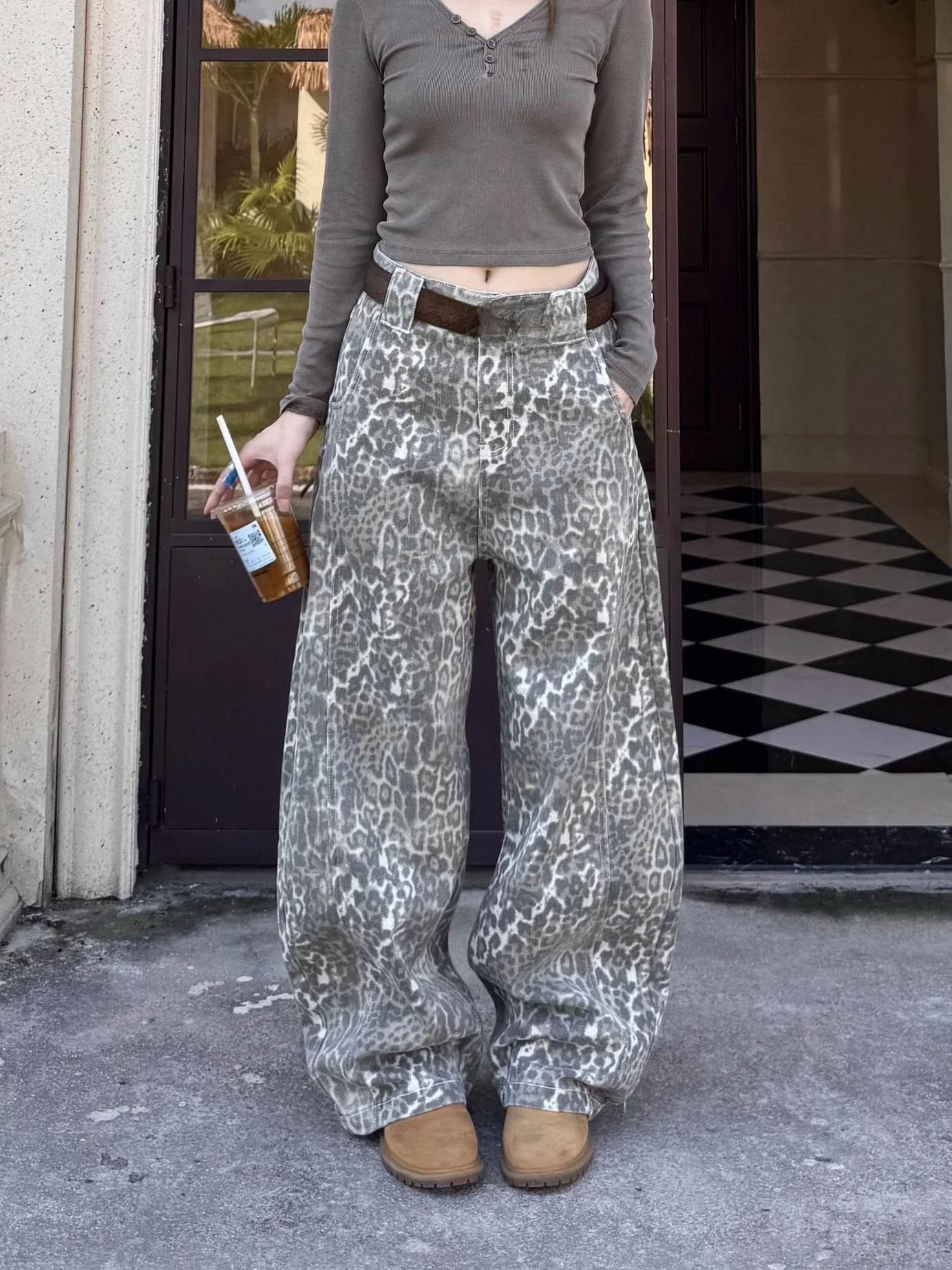 Retro American High Street Leopard Print Wide Leg Jeans Men Women Loose Fit Casual Floor Length Trousers Trendy
Retro American High Street Leopard Print Wide Leg Jeans Men Women Loose Fit Casual Floor Length Trousers Trendy
