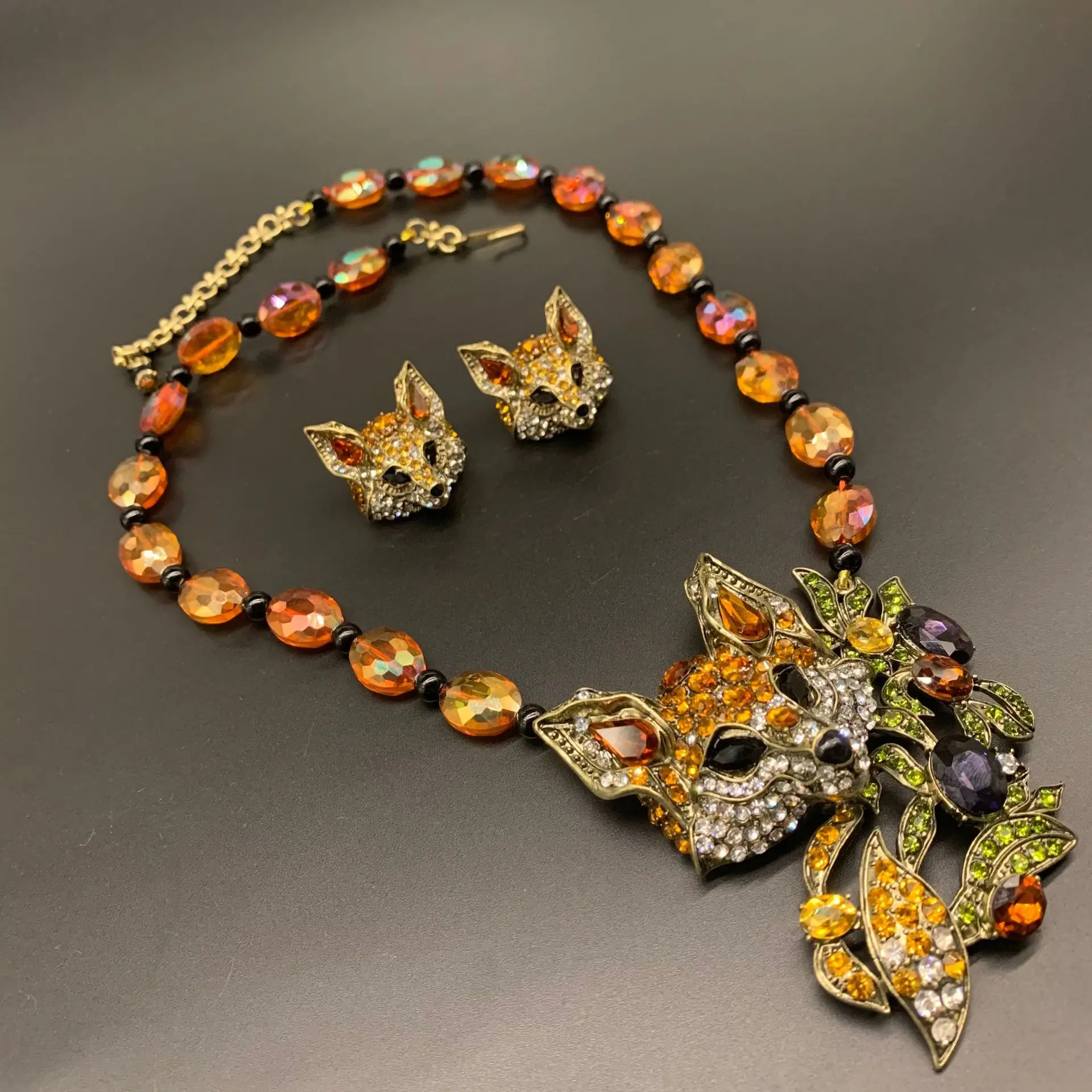 European and American Style Retro Fox Fashion Design Sense Of Glass Women's Necklace Jewelry
European and American Style Retro Fox Fashion Design Sense Of Glass Women's Necklace Jewelry