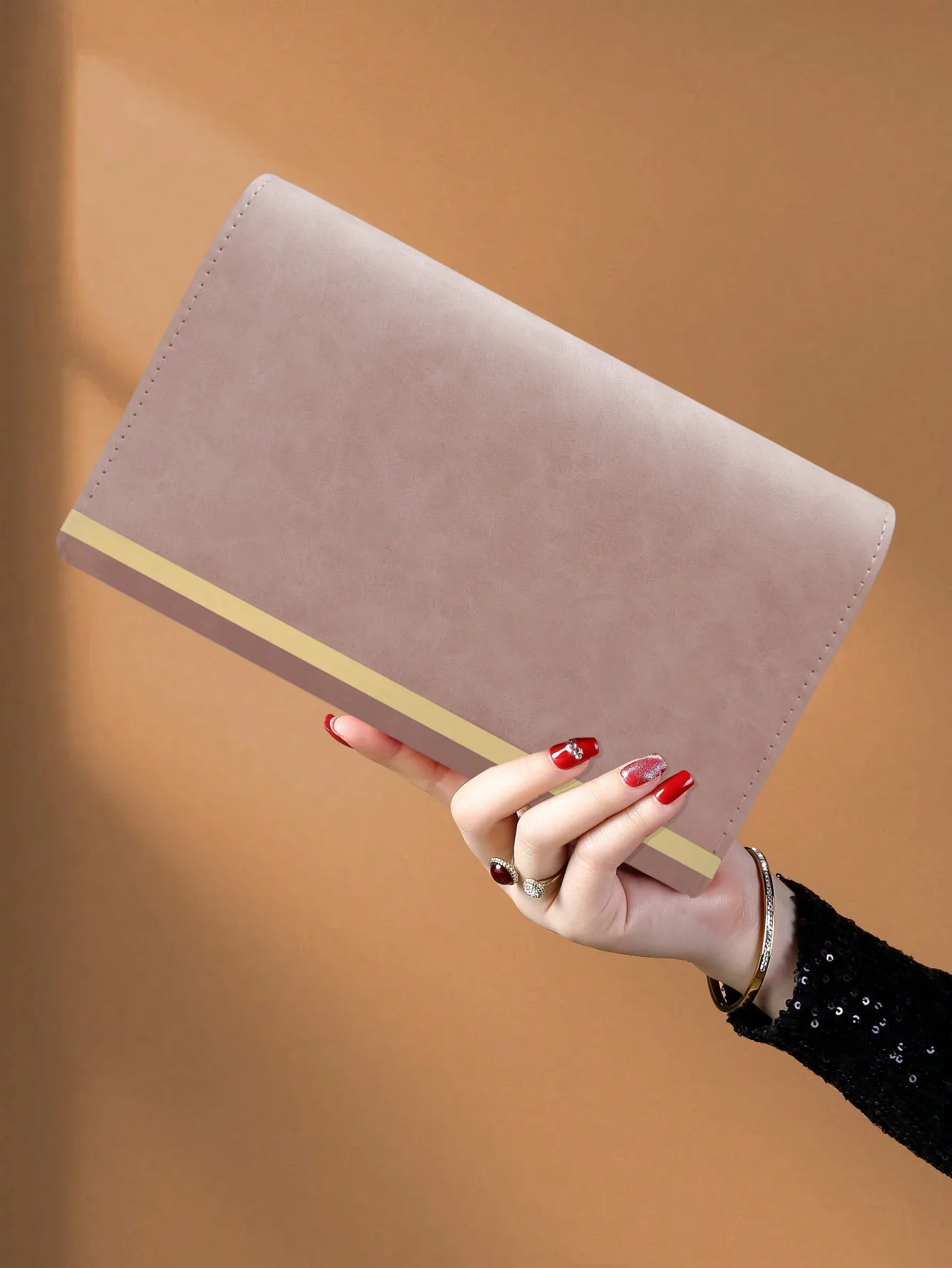 Fashionable elegant charming large capacity chain flap small square bag, perfect bridal purse for party girls, ladies, brides.
Fashionable elegant charming large capacity chain flap small square bag, perfect bridal purse for party girls, ladies, brides.