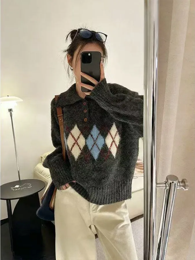 Свободный зимний трикотаж, женский винтажный свитер с отложным воротником и ромбовидным узором, универсальный топ на осень и весну
Свободный зимний трикотаж, женский винтажный свитер с отложным воротником и ромбовидным узором, универсальный топ на осень и весну