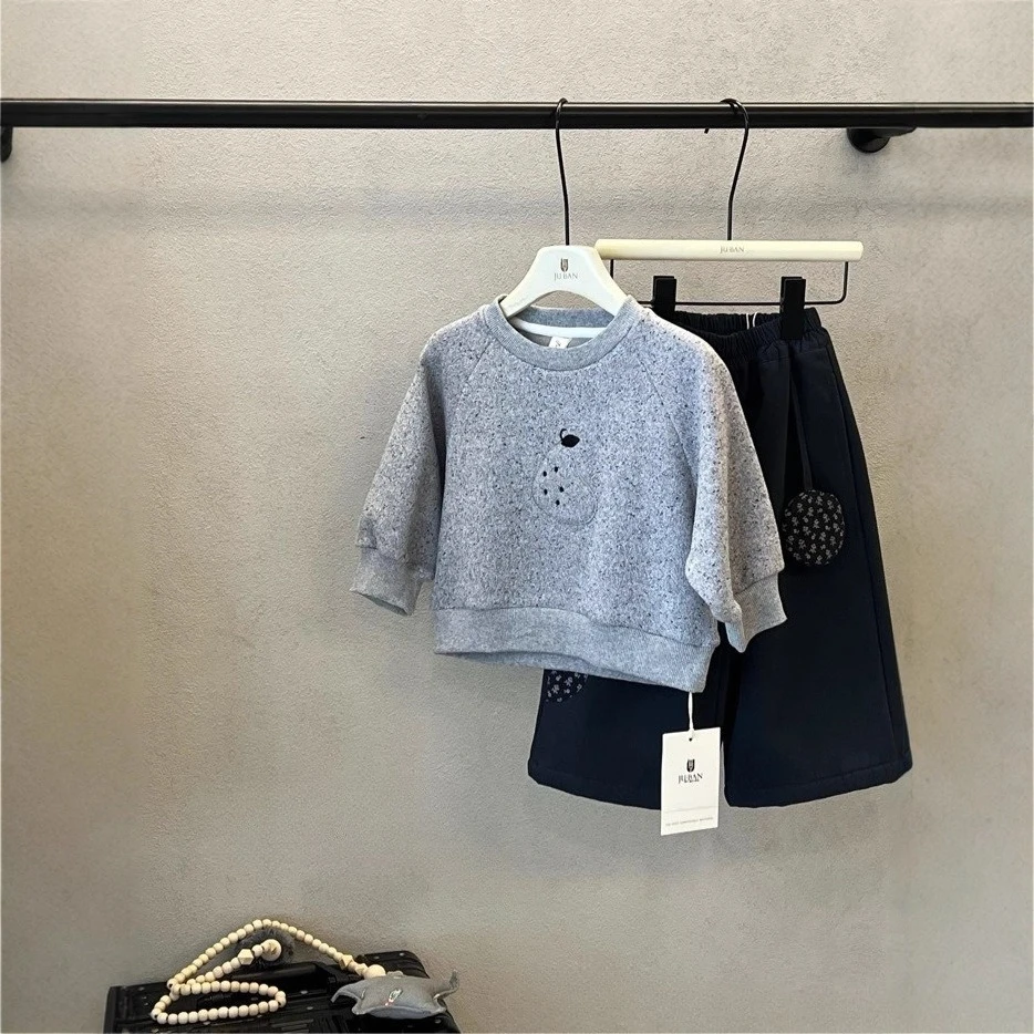 Children's clothing Girls sweatshirt fleece versatile cute top 2025 autumn and winter
Children's clothing Girls sweatshirt fleece versatile cute top 2025 autumn and winter