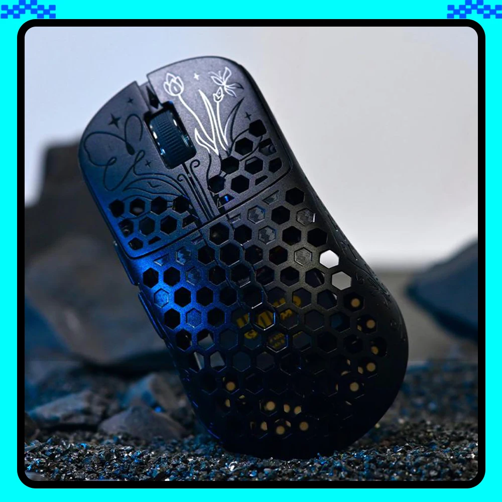 Unius Black Lotus Carbon Fibre Mouse Dual Mode Wireless Mouse Paw3950 8000Hz Lightweight Hollow Out Gaming Mice PC Accessories
Unius Black Lotus Carbon Fibre Mouse Dual Mode Wireless Mouse Paw3950 8000Hz Lightweight Hollow Out Gaming Mice PC Accessories