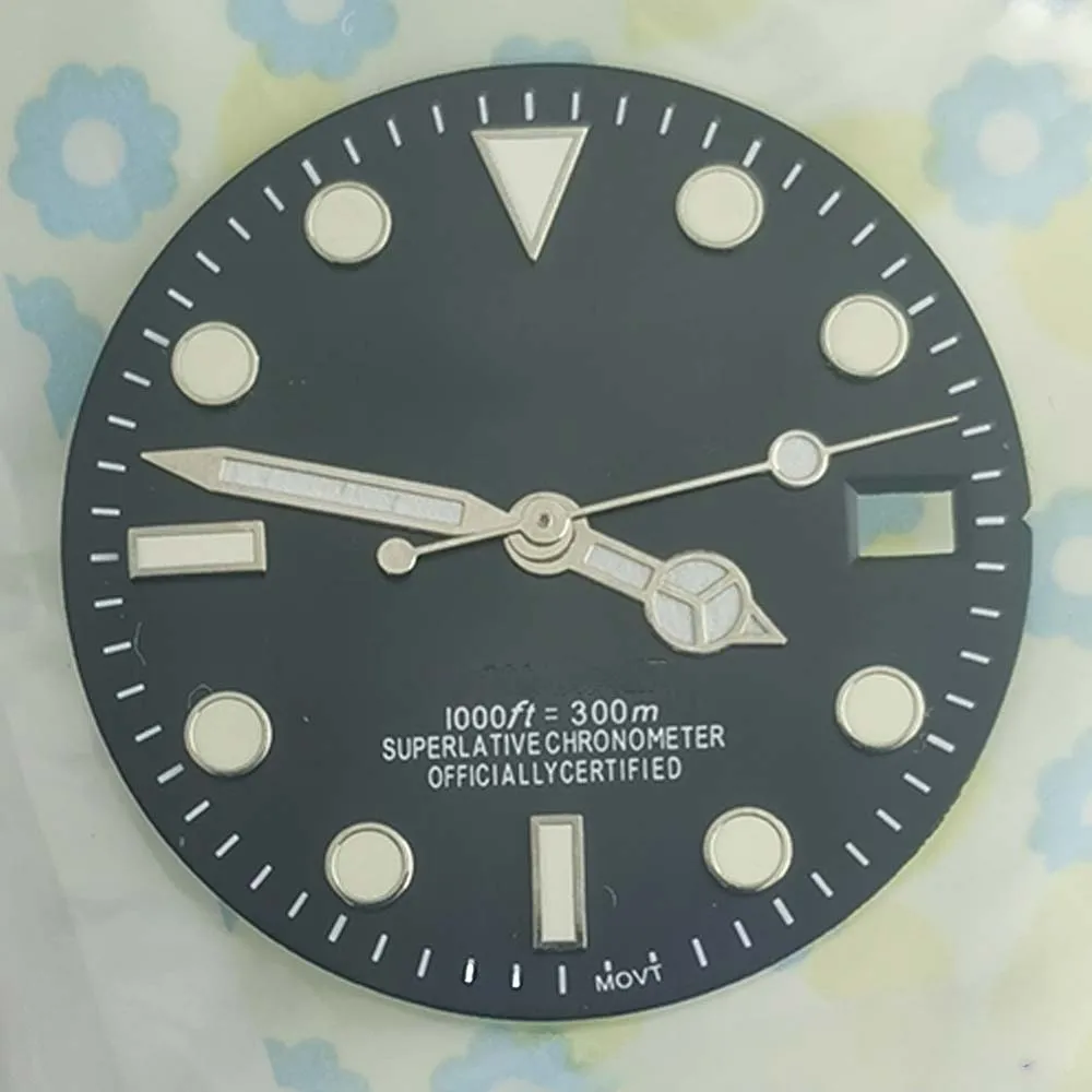 The new SUB sunray modified S dial has round studs 28.5mm green luminous NH35 NH36
The new SUB sunray modified S dial has round studs 28.5mm green luminous NH35 NH36
