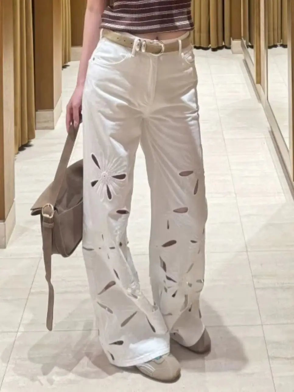 Spring/Summer Women Embroidery Hollow Floral Cutout Wide Leg Pants High Waist Loose Fashion Casual Straight Trousers
Spring/Summer Women Embroidery Hollow Floral Cutout Wide Leg Pants High Waist Loose Fashion Casual Straight Trousers