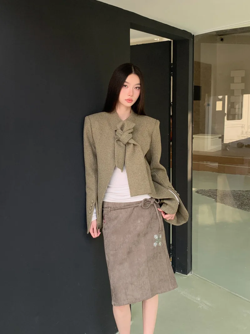 Mint Peach Aunty Plant Embroidery Retro Slim Side Zipper Straight Micro A-Line Smooth Suede Skirt Women's Hanfu Set
Mint Peach Aunty Plant Embroidery Retro Slim Side Zipper Straight Micro A-Line Smooth Suede Skirt Women's Hanfu Set