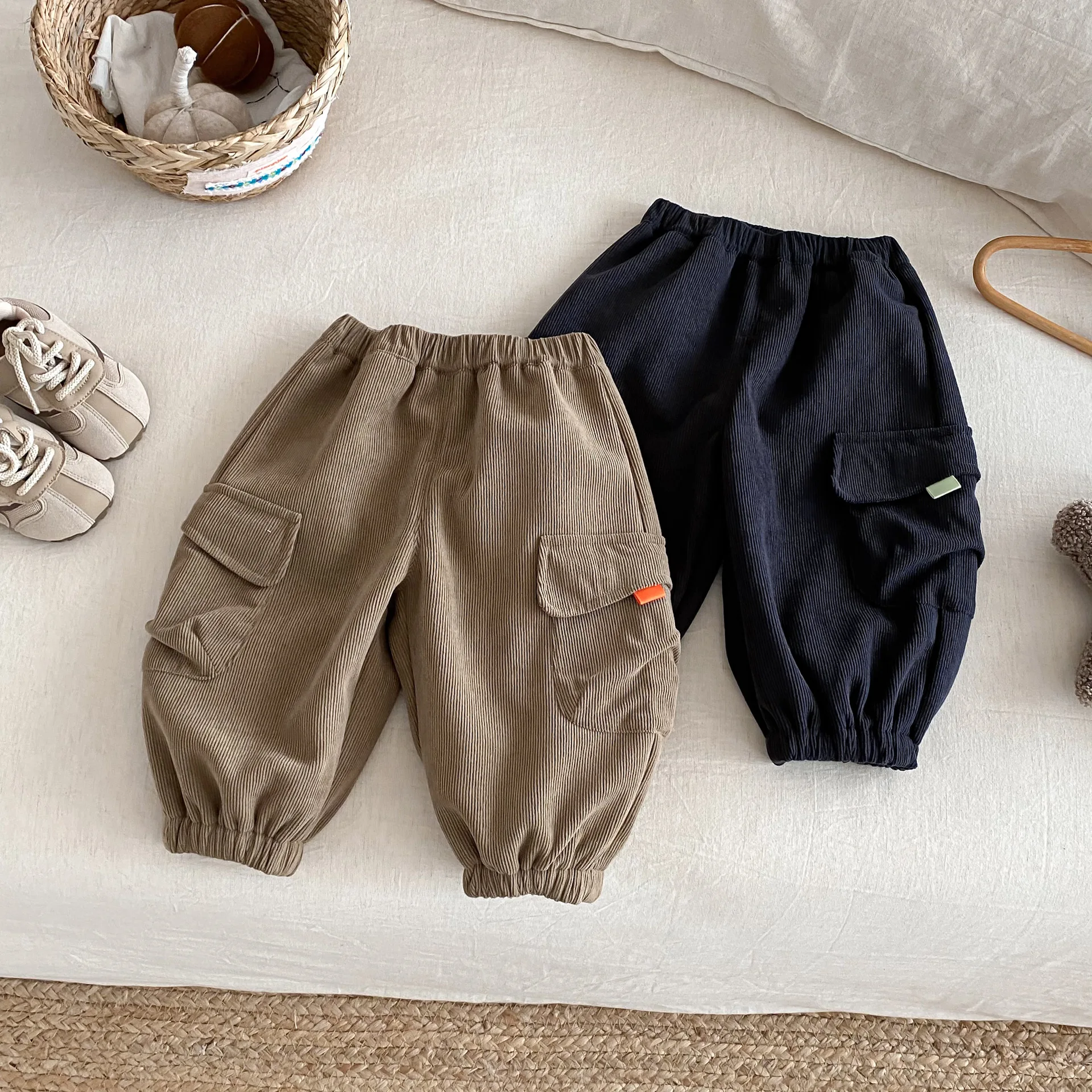 Children's Solid Color Corduroy Pants 2025 Winter New Boy Fashion Padded Overalls Plus Velvet Baby Girl's Pant Trousers
Children's Solid Color Corduroy Pants 2025 Winter New Boy Fashion Padded Overalls Plus Velvet Baby Girl's Pant Trousers