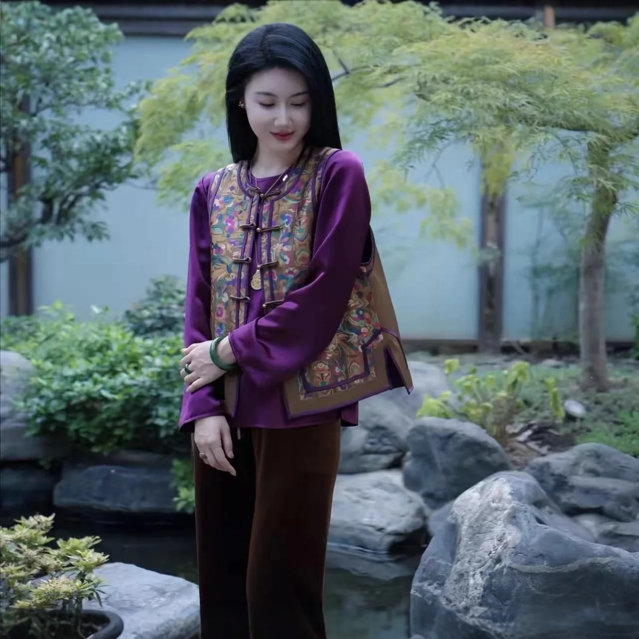 New Autumnal Eastern Song Jin Embroidered Buttoned Vest Thick Polyester Fabric Chinese National Style Jacket
New Autumnal Eastern Song Jin Embroidered Buttoned Vest Thick Polyester Fabric Chinese National Style Jacket