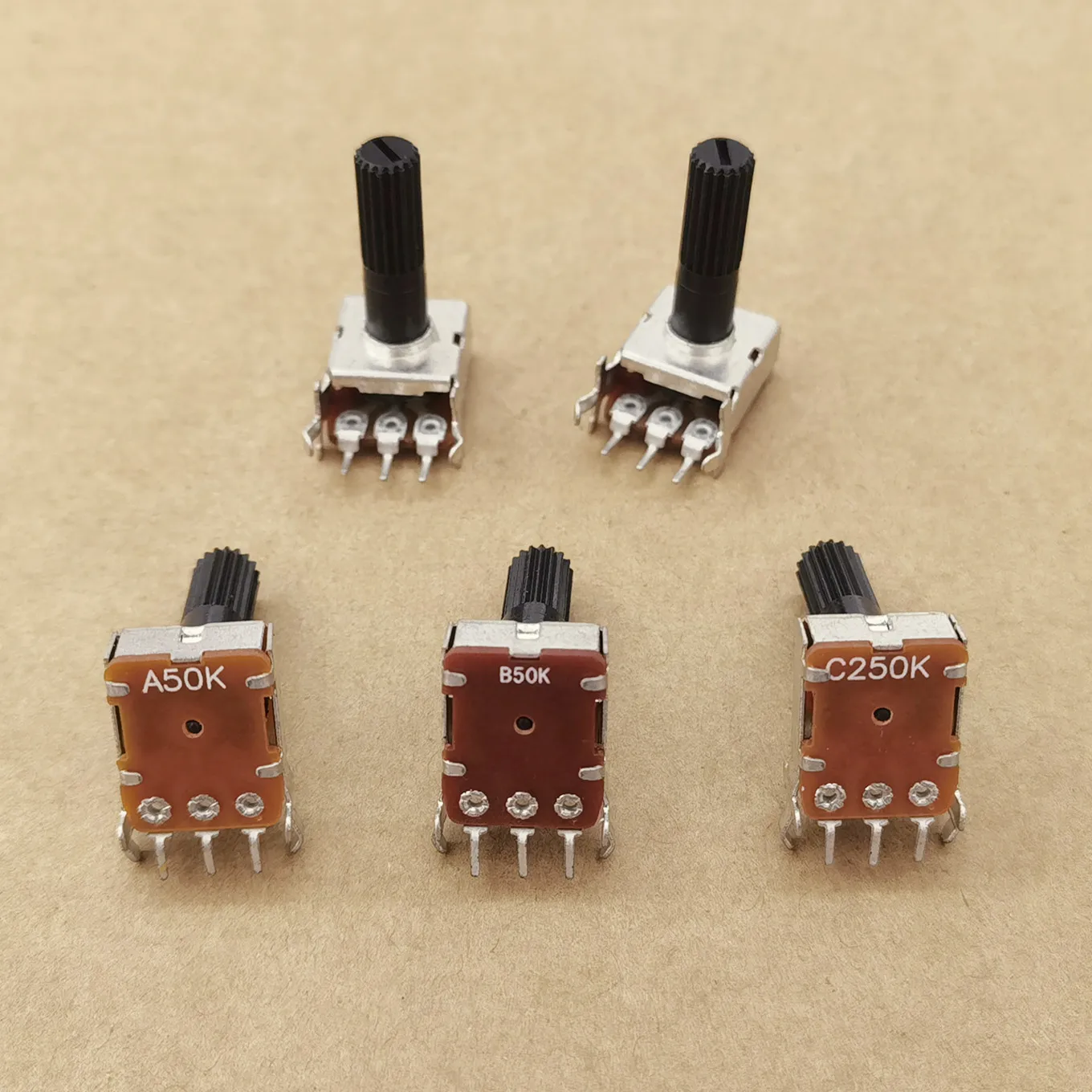 Original new 100% RK1215N horizontal single potentiometer A50K B50K C250K handle length 21MM power amplifier (SWITCH)
Original new 100% RK1215N horizontal single potentiometer A50K B50K C250K handle length 21MM power amplifier (SWITCH)