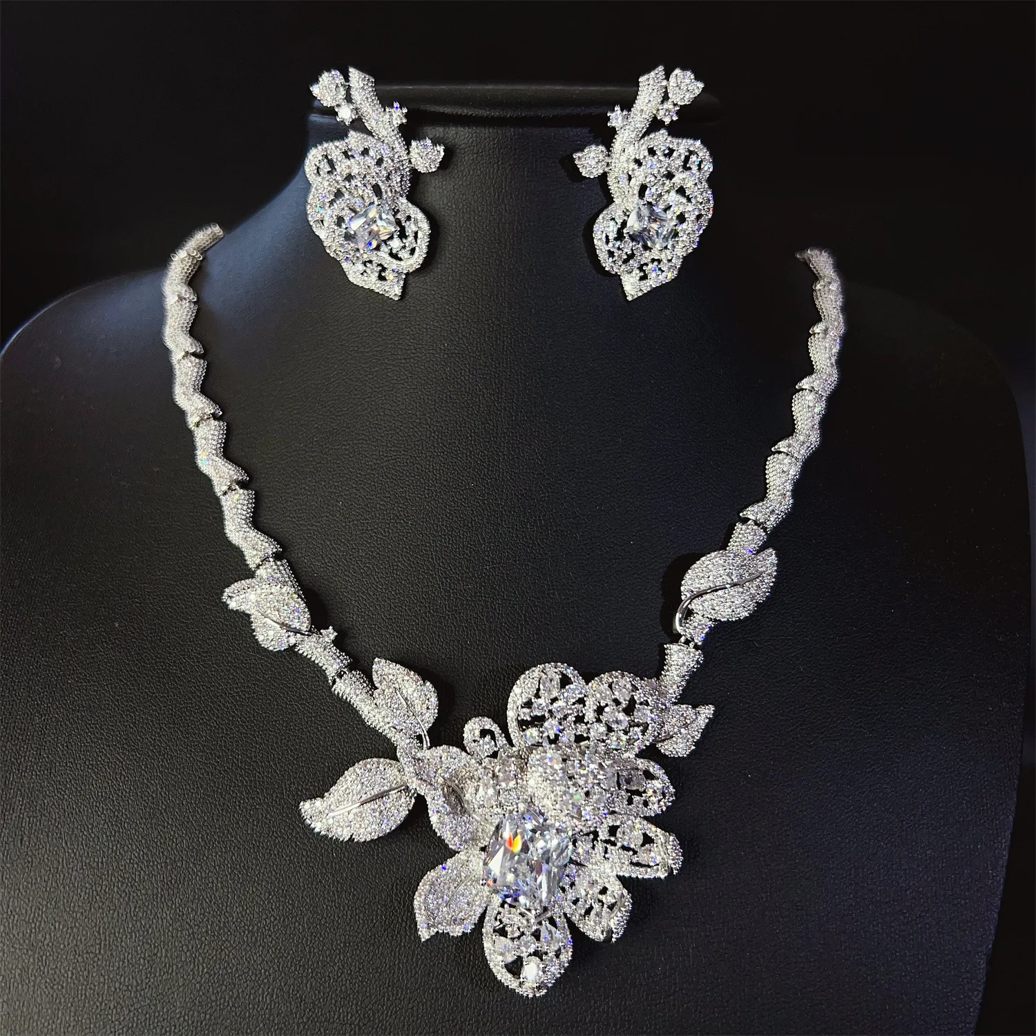 HIBRIDE 2025 New Light Luxury Exquisite Flower Shape Necklace Earrings Women Jewelry Set for Wedding Bridal Gift Travel S-902
HIBRIDE 2025 New Light Luxury Exquisite Flower Shape Necklace Earrings Women Jewelry Set for Wedding Bridal Gift Travel S-902