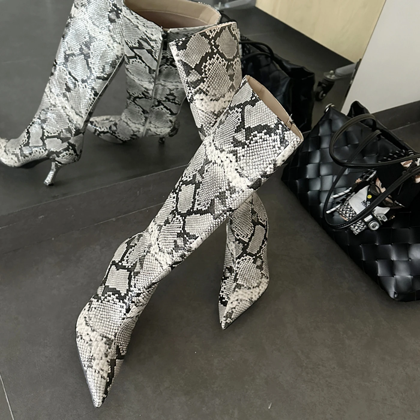 Eilyken Street Style Design Stonegrain Pointed Toe Women Knee-High Boots Fashion Autumn Winter Thin Heels Shoes Big Size 43
Eilyken Street Style Design Stonegrain Pointed Toe Women Knee-High Boots Fashion Autumn Winter Thin Heels Shoes Big Size 43