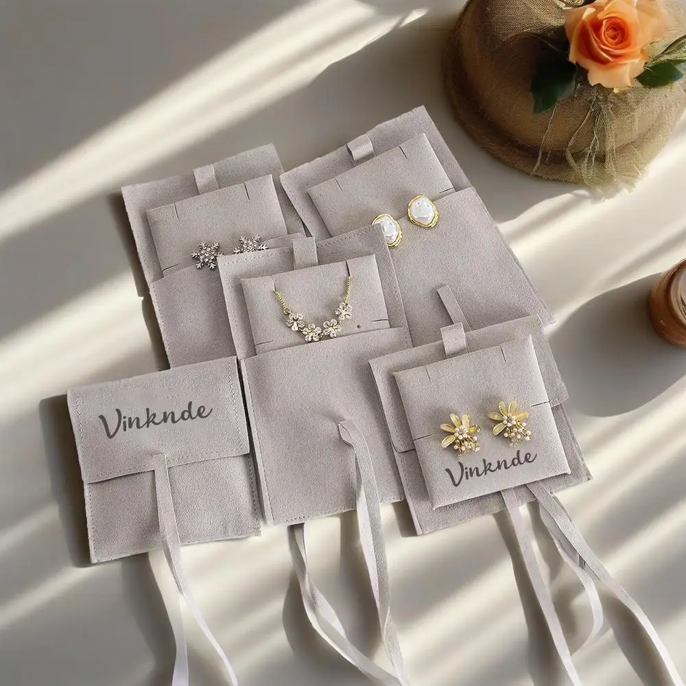 Custom Logo Bulk 8x8cm Jewelry Storage Bag Velvet Microfiber Suede Envelope Drawstring Gift Package with 6x6cm Insert Pad Card
Custom Logo Bulk 8x8cm Jewelry Storage Bag Velvet Microfiber Suede Envelope Drawstring Gift Package with 6x6cm Insert Pad Card