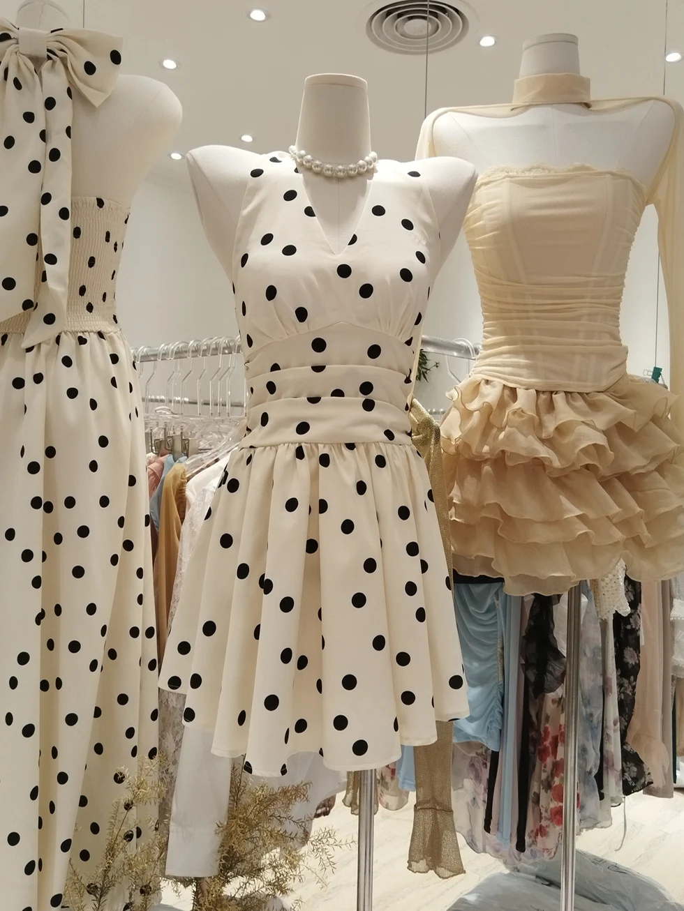 Polka Dot Neck Hanging Dress Women's Knot Slim Waist Sexy A-Line Short Skirt French Style Sleeveless V-Neck Fit Body
Polka Dot Neck Hanging Dress Women's Knot Slim Waist Sexy A-Line Short Skirt French Style Sleeveless V-Neck Fit Body