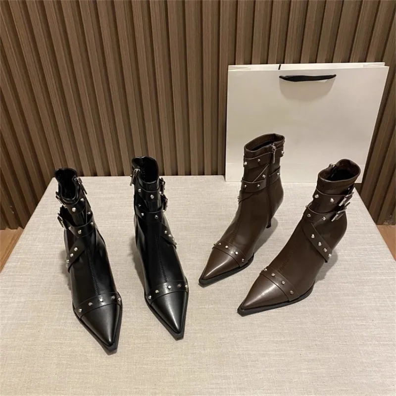 2025 Pointed Toe Women Short Boots Fashion Belt Buckle Slim Ankle Booties Thin High Heel Autumn Winter Ladies Shoes
2025 Pointed Toe Women Short Boots Fashion Belt Buckle Slim Ankle Booties Thin High Heel Autumn Winter Ladies Shoes