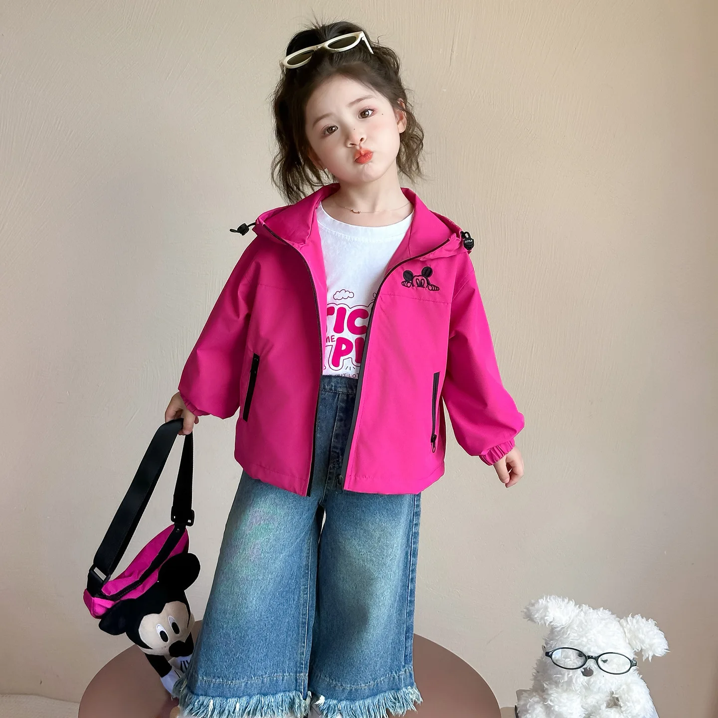 Милая верхняя куртка для девочек, весенне-осенняя детская куртка с капюшоном и вышивкой Микки, тонкая верхняя одежда для корейских девочек с сумкой
Милая верхняя куртка для девочек, весенне-осенняя детская куртка с капюшоном и вышивкой Микки, тонкая верхняя одежда для корейских девочек с сумкой