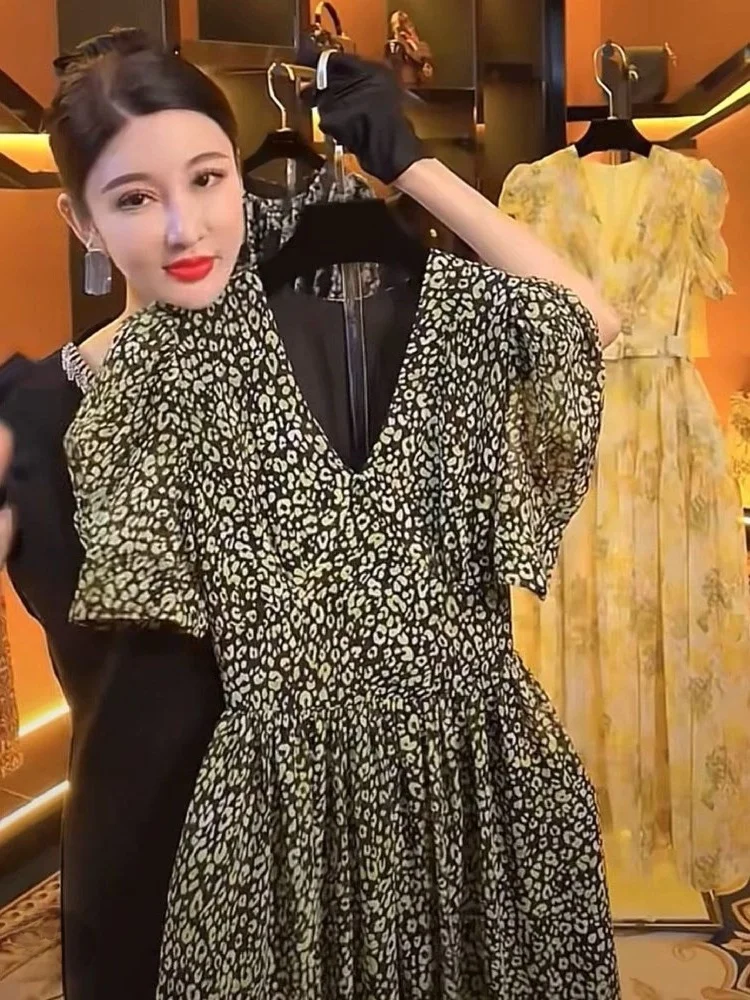Hebe Style Floral Print Puff Sleeve Waist Cinched V-Neck Dress Korean Commute Style Short Sleeve Polyester Fiber Summer Dress
Hebe Style Floral Print Puff Sleeve Waist Cinched V-Neck Dress Korean Commute Style Short Sleeve Polyester Fiber Summer Dress