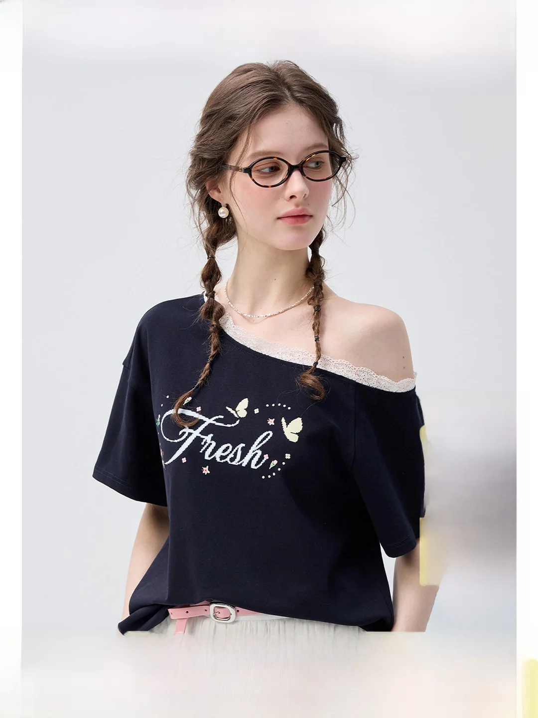 Print Lace Shoulder Bared T-Shirt VEGA CHANG Embroidered Asymmetrical Collar Casual Style Summer New Arrival
Print Lace Shoulder Bared T-Shirt VEGA CHANG Embroidered Asymmetrical Collar Casual Style Summer New Arrival