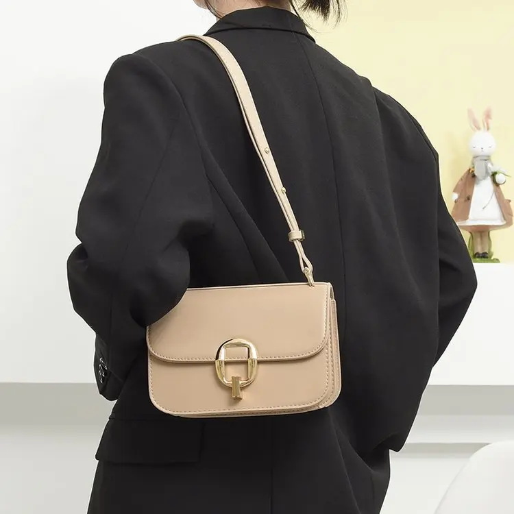 New Fashion Women Shoulder Bag Candy Colour Metal Buckle Personality Temperament Small Round Bag Simple Summer Crossbody Bag
New Fashion Women Shoulder Bag Candy Colour Metal Buckle Personality Temperament Small Round Bag Simple Summer Crossbody Bag