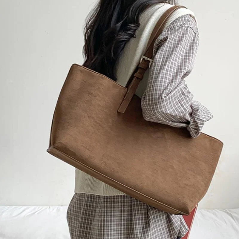 Замшевая женская большая сумка, простая сумка в стиле ретро, трендовый портфель на плечо большой вместимости, дизайнерская сумка подмышками с регулируемым ремешком
Замшевая женская большая сумка, простая сумка в стиле ретро, трендовый портфель на плечо большой вместимости, дизайнерская сумка подмышками с регулируемым ремешком