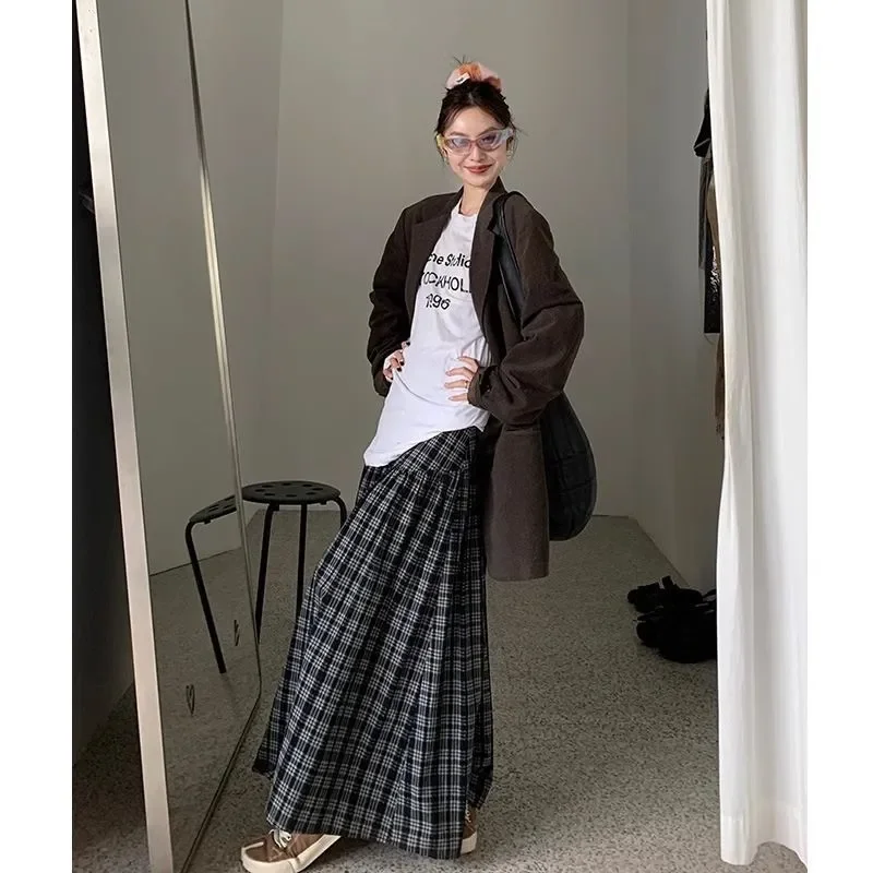 Женский коричневый пиджак большого размера с принтом, белая футболка в клетку, макси-юбка, повседневная одежда из трех предметов
Женский коричневый пиджак большого размера с принтом, белая футболка в клетку, макси-юбка, повседневная одежда из трех предметов