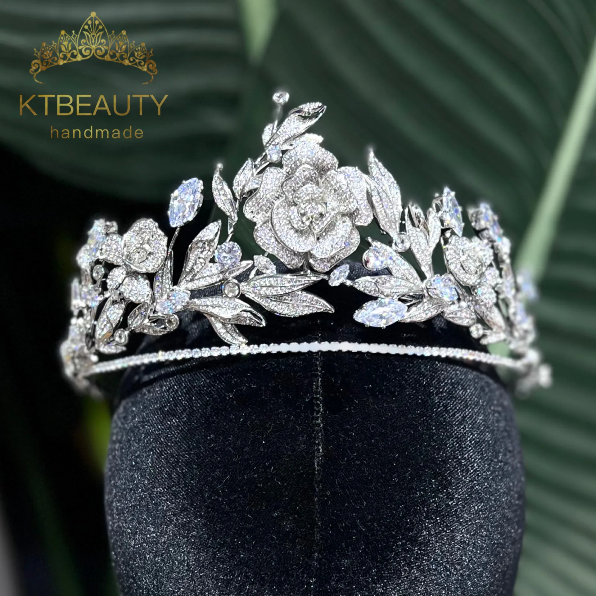 Новинка 2024, серебряная Гибкая повязка на голову с цветами из фианита KTBEAUTY
Новинка 2024, серебряная Гибкая повязка на голову с цветами из фианита KTBEAUTY