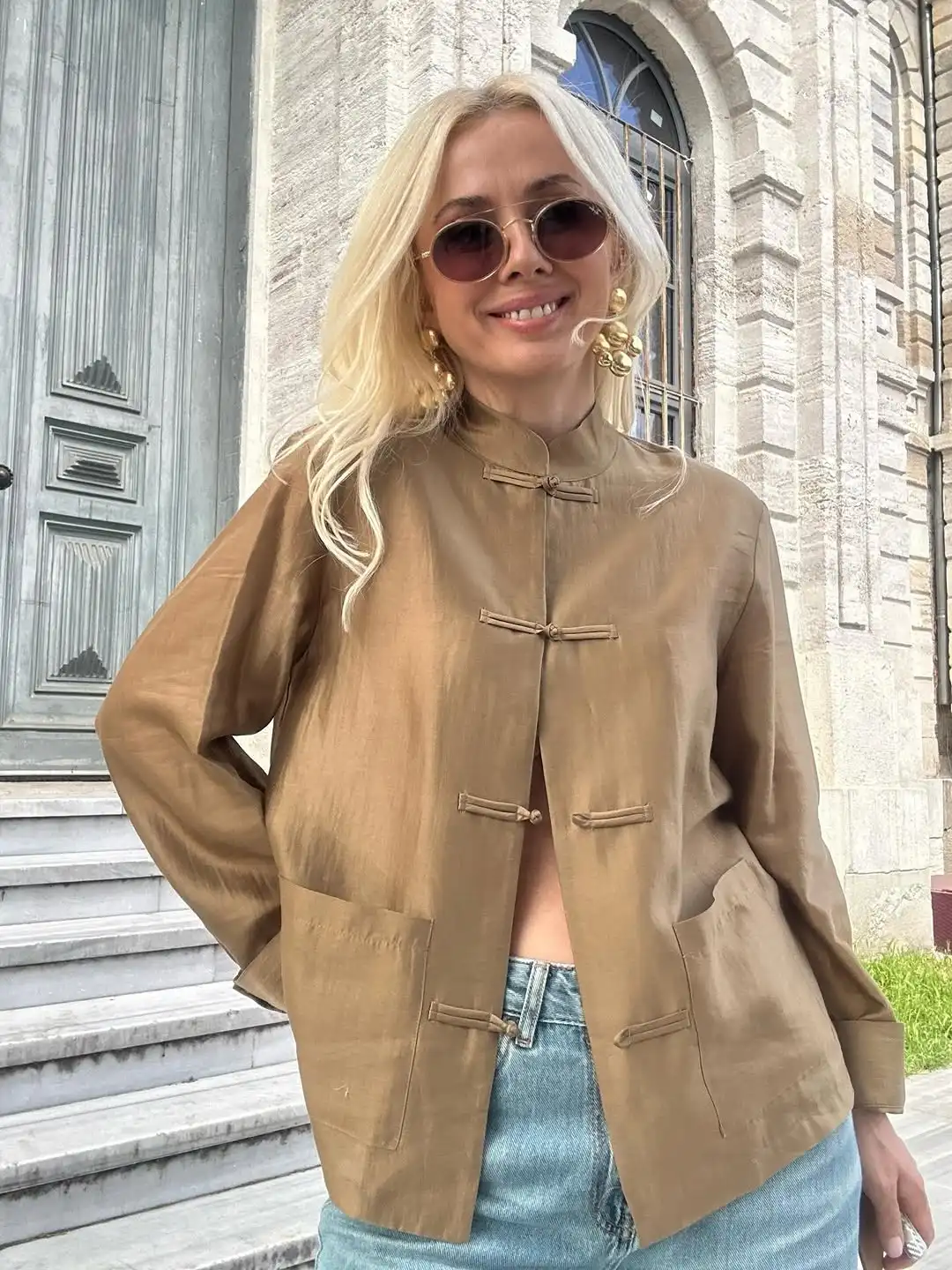 Brown Chinese Frog Button Blazer Mandarin Collar Long Sleeve Loose Fit Top Women 2026 New Lady Fashion Casual Streetwear Tops
Brown Chinese Frog Button Blazer Mandarin Collar Long Sleeve Loose Fit Top Women 2026 New Lady Fashion Casual Streetwear Tops