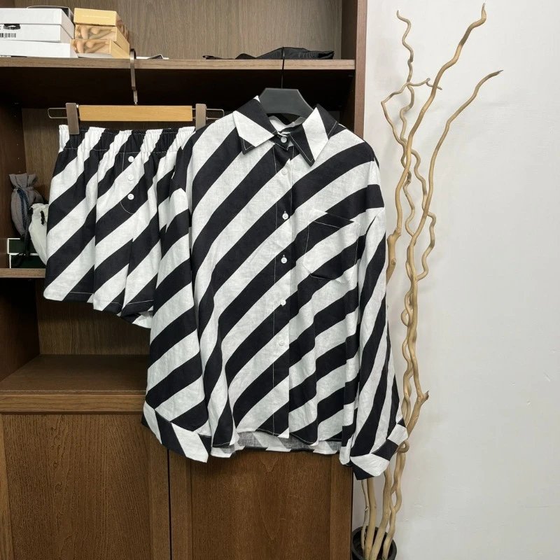 Classic Black and White Diagonal Striped Loose Pocket Long Sleeved Shirt Elastic Waist Shorts Casual Set Women
Classic Black and White Diagonal Striped Loose Pocket Long Sleeved Shirt Elastic Waist Shorts Casual Set Women
