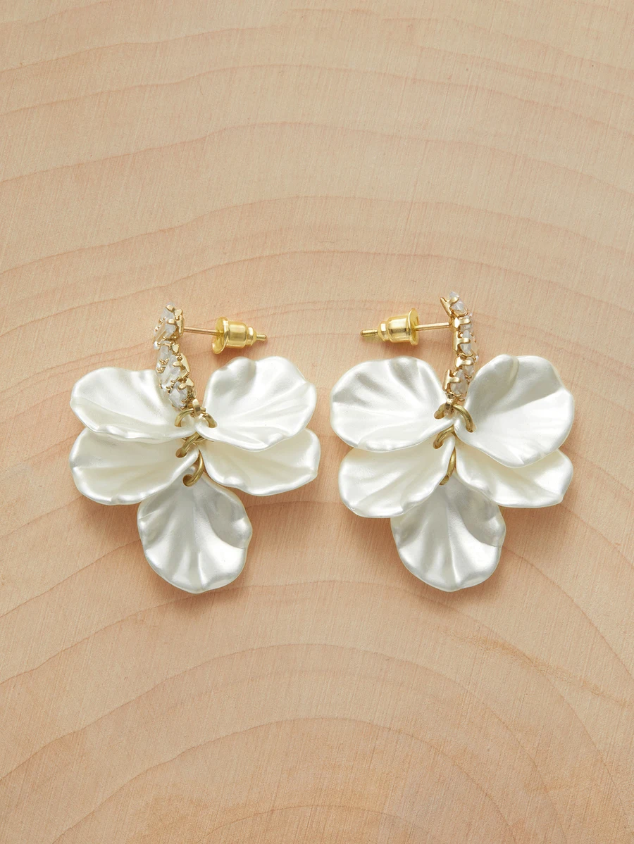 1 pair French-style white petal-shaped drop earrings for Valentine’s Day or wedding occasions
1 pair French-style white petal-shaped drop earrings for Valentine’s Day or wedding occasions
