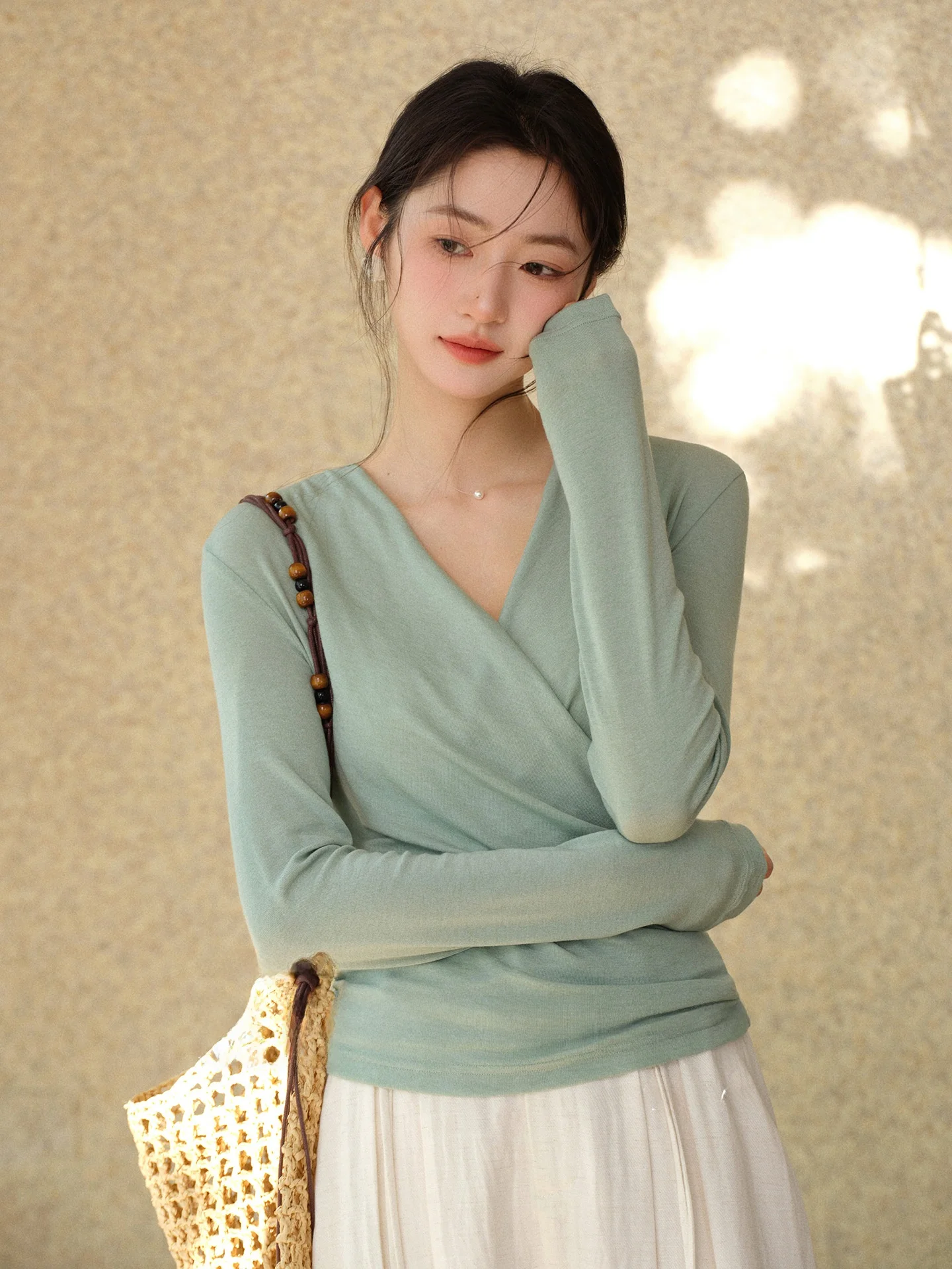 Spybunny Silk Wool Pleated Waist T-shirt Women Spring Summer Design Sense Elegance Top Cross Collar Long Sleeve Knitted Sweater
Spybunny Silk Wool Pleated Waist T-shirt Women Spring Summer Design Sense Elegance Top Cross Collar Long Sleeve Knitted Sweater