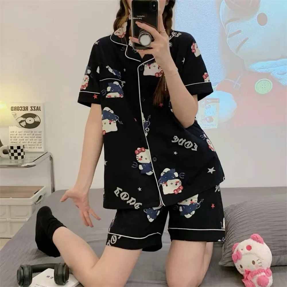 Пижамный комплект Hello Kitty, милые аниме, весна-лето, женские шорты с короткими рукавами, повседневная одежда, студенческая одежда для дома, комплект из двух предметов
Пижамный комплект Hello Kitty, милые аниме, весна-лето, женские шорты с короткими рукавами, повседневная одежда, студенческая одежда для дома, комплект из двух предметов