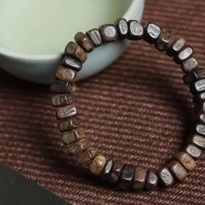 Hot Sale Natural Agarwood Bracelet Men's and Women's Boutique Fashion Oil Formed into Fragrant Wenwan Bracelet Jewelry Gifts
Hot Sale Natural Agarwood Bracelet Men's and Women's Boutique Fashion Oil Formed into Fragrant Wenwan Bracelet Jewelry Gifts