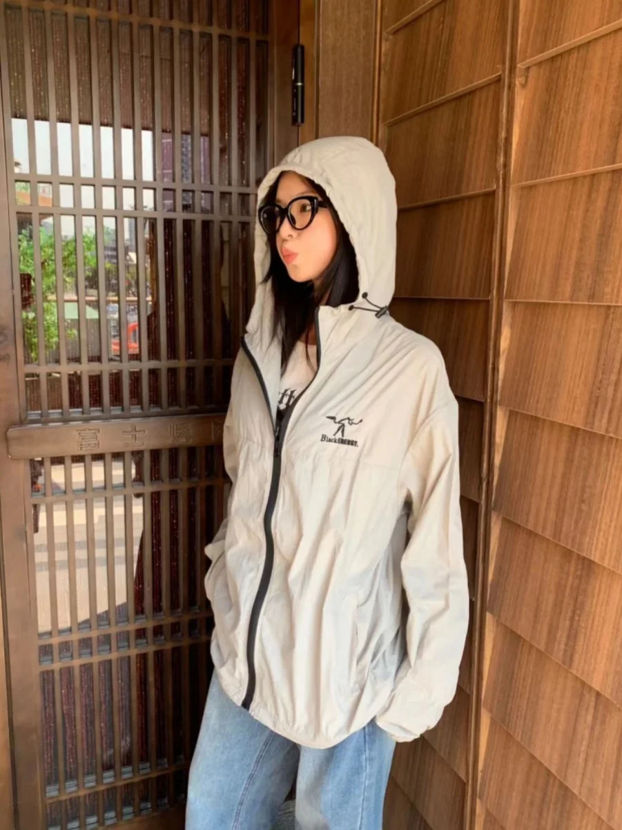 Trendy American Summer Color Hooded Versatile Sun Protection Jaet Men Lightweight Embroidered Loose Casual Sun irt
Trendy American Summer Color Hooded Versatile Sun Protection Jaet Men Lightweight Embroidered Loose Casual Sun irt