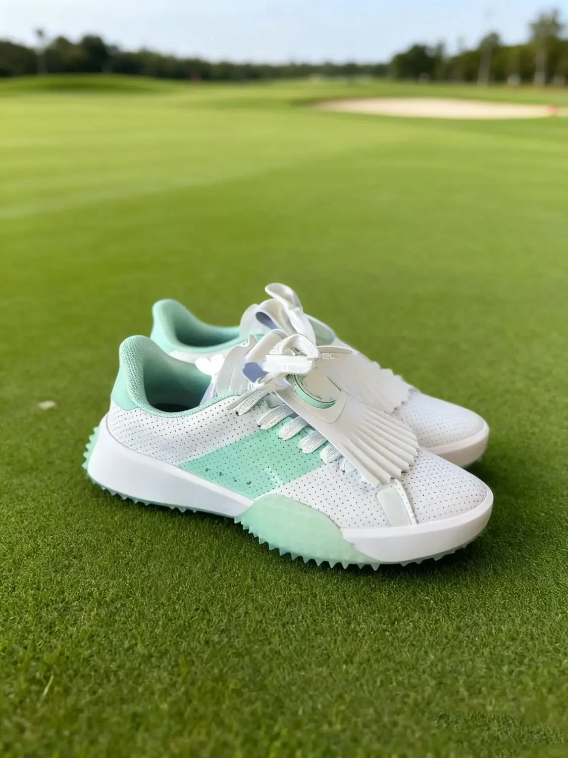 26SS New Women's Golf Shoes Breathable Cool Lightweight Fashion Comfortable Athletic Spikeless Sneakers for Ladies
26SS New Women's Golf Shoes Breathable Cool Lightweight Fashion Comfortable Athletic Spikeless Sneakers for Ladies