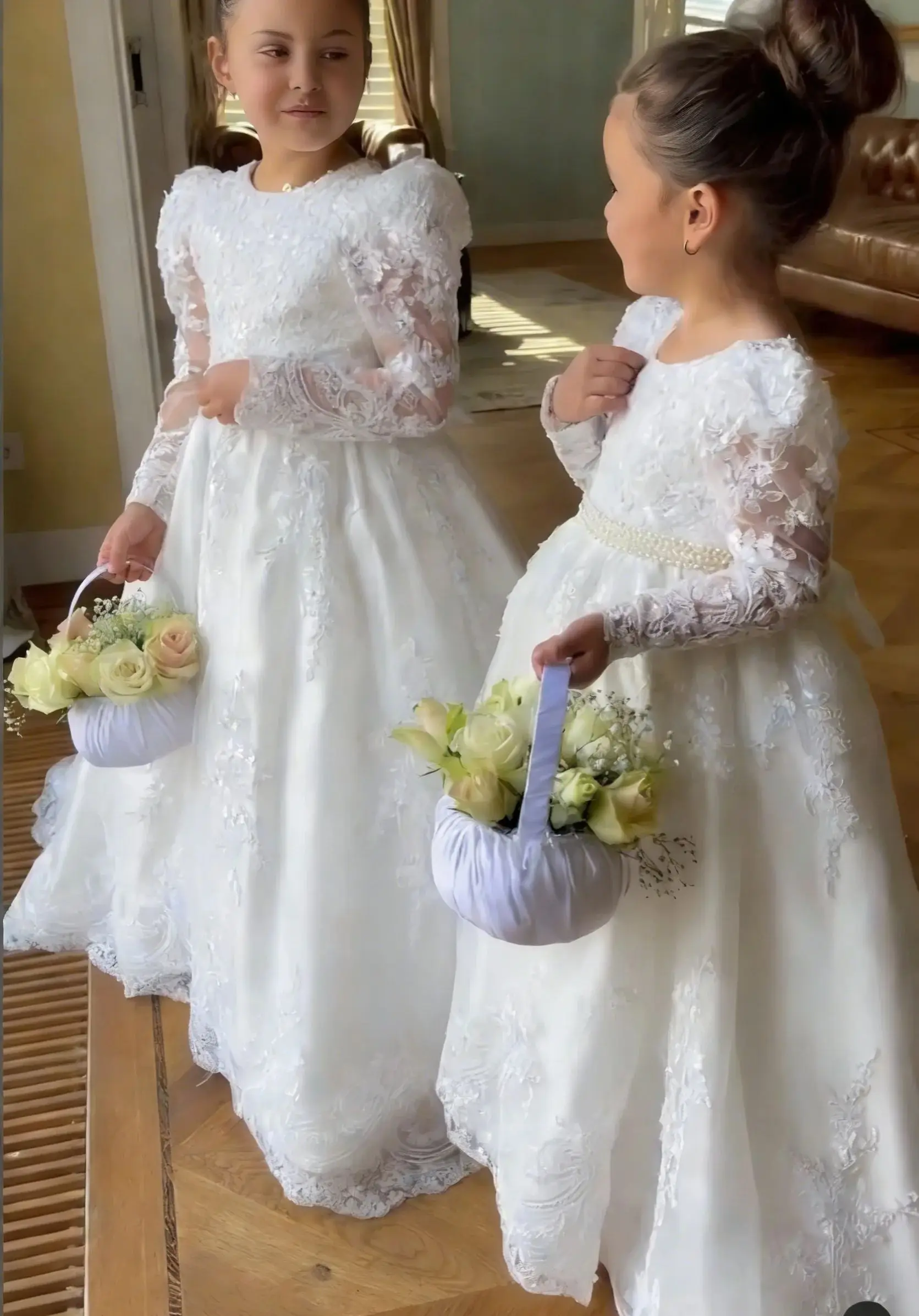 White Lace Customized Flower Girl Dress For Wedding Full Sleeves Applique Bow Kids Birthday Party First Communion Gown
White Lace Customized Flower Girl Dress For Wedding Full Sleeves Applique Bow Kids Birthday Party First Communion Gown