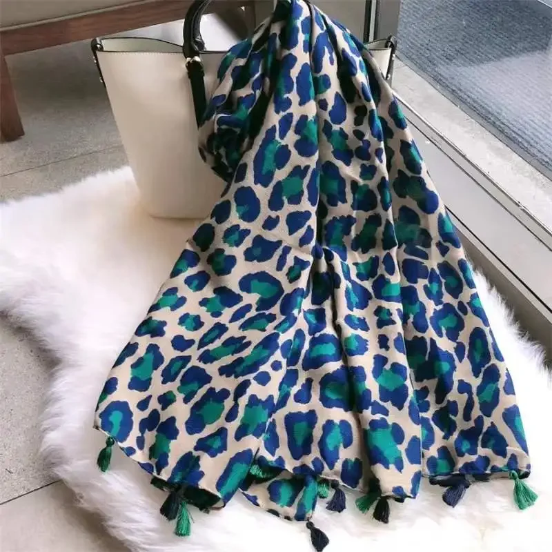 2025 Designer brand autumn luxury Grey ladies wild leopard scarf female long scarf shawl thin brown fashionable scarf long shawl
2025 Designer brand autumn luxury Grey ladies wild leopard scarf female long scarf shawl thin brown fashionable scarf long shawl