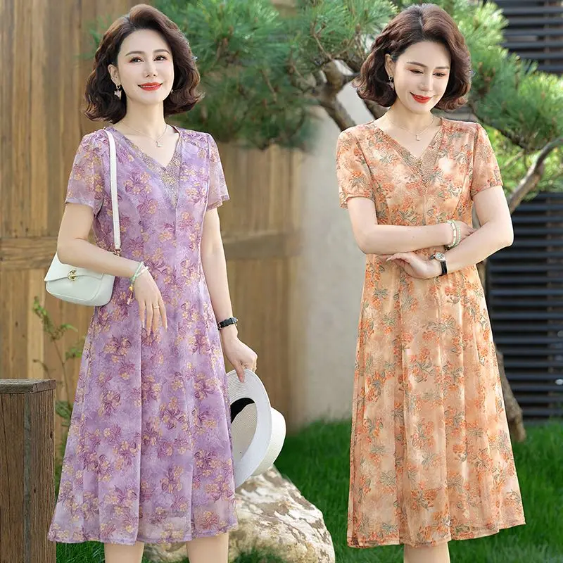 Elegant Thin Summer Dress Mommy Style for Middle-Aged Women Fashionable Breathable Midi Skirt V-Neck Loose Fit Floral Print
Elegant Thin Summer Dress Mommy Style for Middle-Aged Women Fashionable Breathable Midi Skirt V-Neck Loose Fit Floral Print