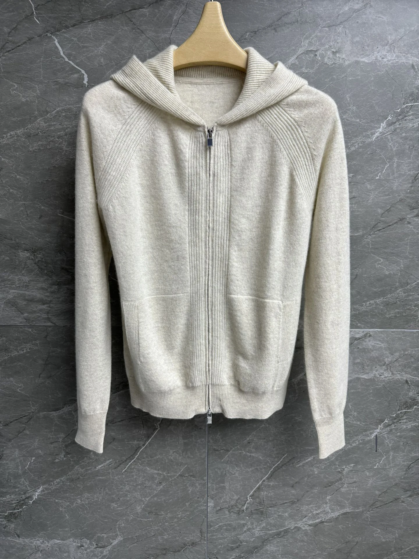 100%Cashmere cardigan Hooded design Fashionable temperament Slim and thin Soft and cozy 2025 spring women's new hot
100%Cashmere cardigan Hooded design Fashionable temperament Slim and thin Soft and cozy 2025 spring women's new hot