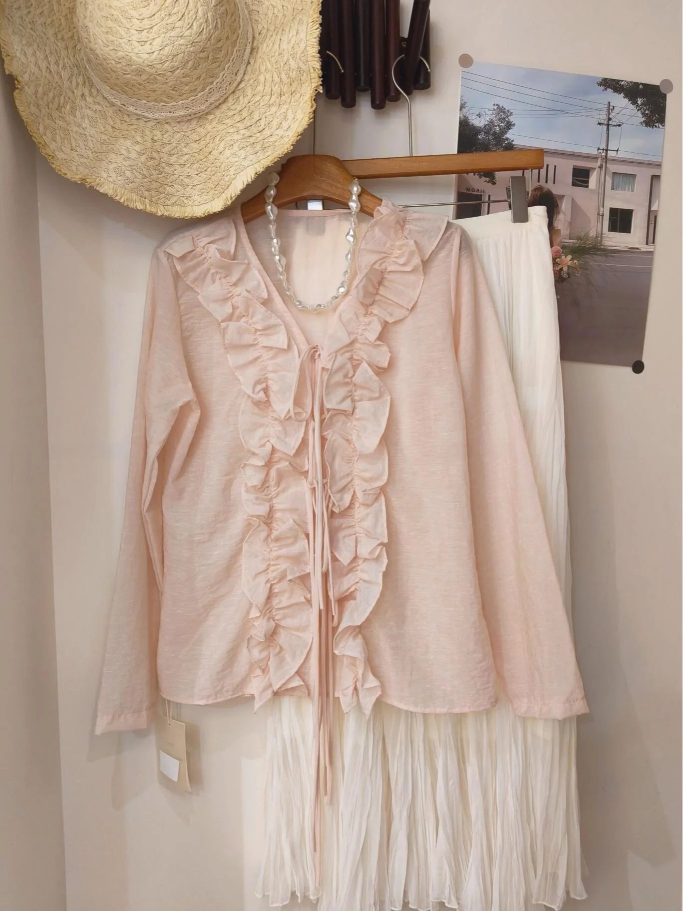 Pink Lace Trim V-Neck Long Sleeve Shirt Women's Summer Thin Elegant Top French Style Loose Fit Cotton Polyester Blend
Pink Lace Trim V-Neck Long Sleeve Shirt Women's Summer Thin Elegant Top French Style Loose Fit Cotton Polyester Blend