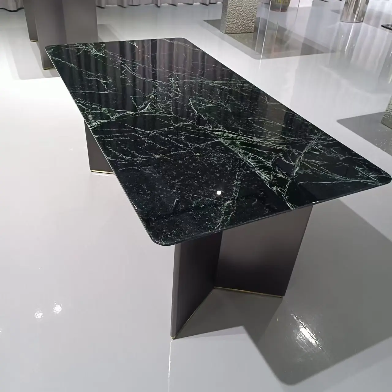 Designer small apartment stainless steel rectangular PU Lada green natural luxury stone marble dining table dining table
Designer small apartment stainless steel rectangular PU Lada green natural luxury stone marble dining table dining table