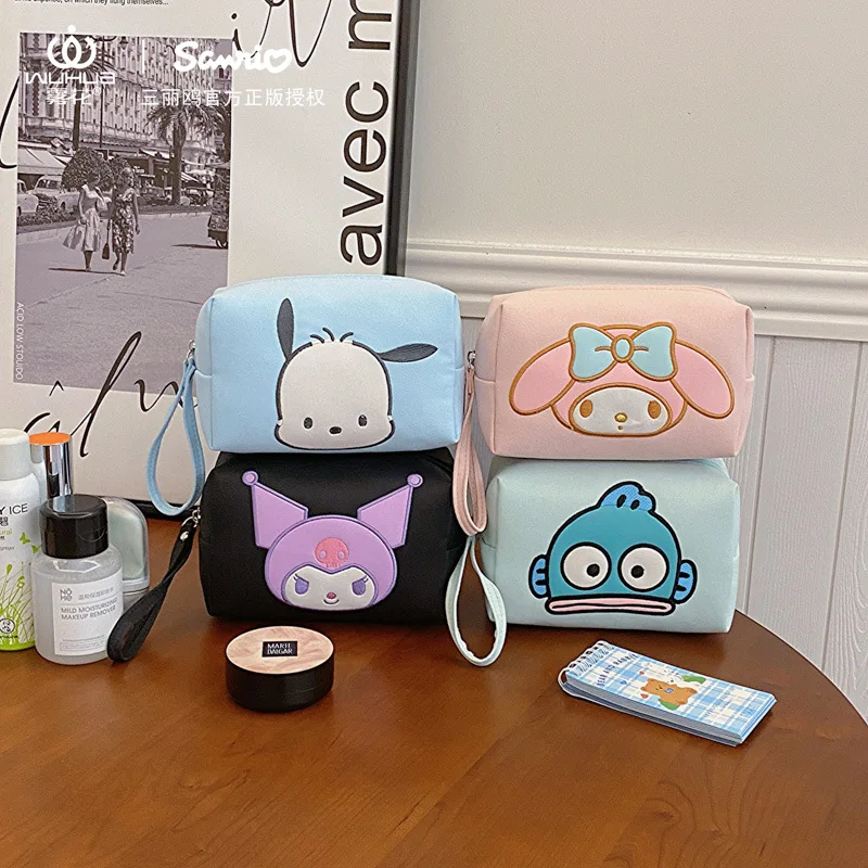Оригинальная косметичка Sanrio для переноски в руке, портативная дорожная косметичка для женщин
Оригинальная косметичка Sanrio для переноски в руке, портативная дорожная косметичка для женщин