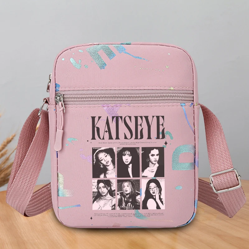 Fashion K POP KATSEYE Shoulder Bag for Men Women Anime Printed Crossbody Pouch Large Capacity Good-looking Storage Pouch Gifts
Fashion K POP KATSEYE Shoulder Bag for Men Women Anime Printed Crossbody Pouch Large Capacity Good-looking Storage Pouch Gifts