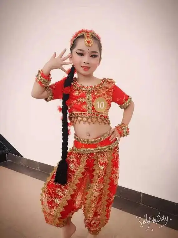 Girls' Indian dance performance costumes, children's Xinjiang dance stage performance costumes, belly dance costumes
Girls' Indian dance performance costumes, children's Xinjiang dance stage performance costumes, belly dance costumes