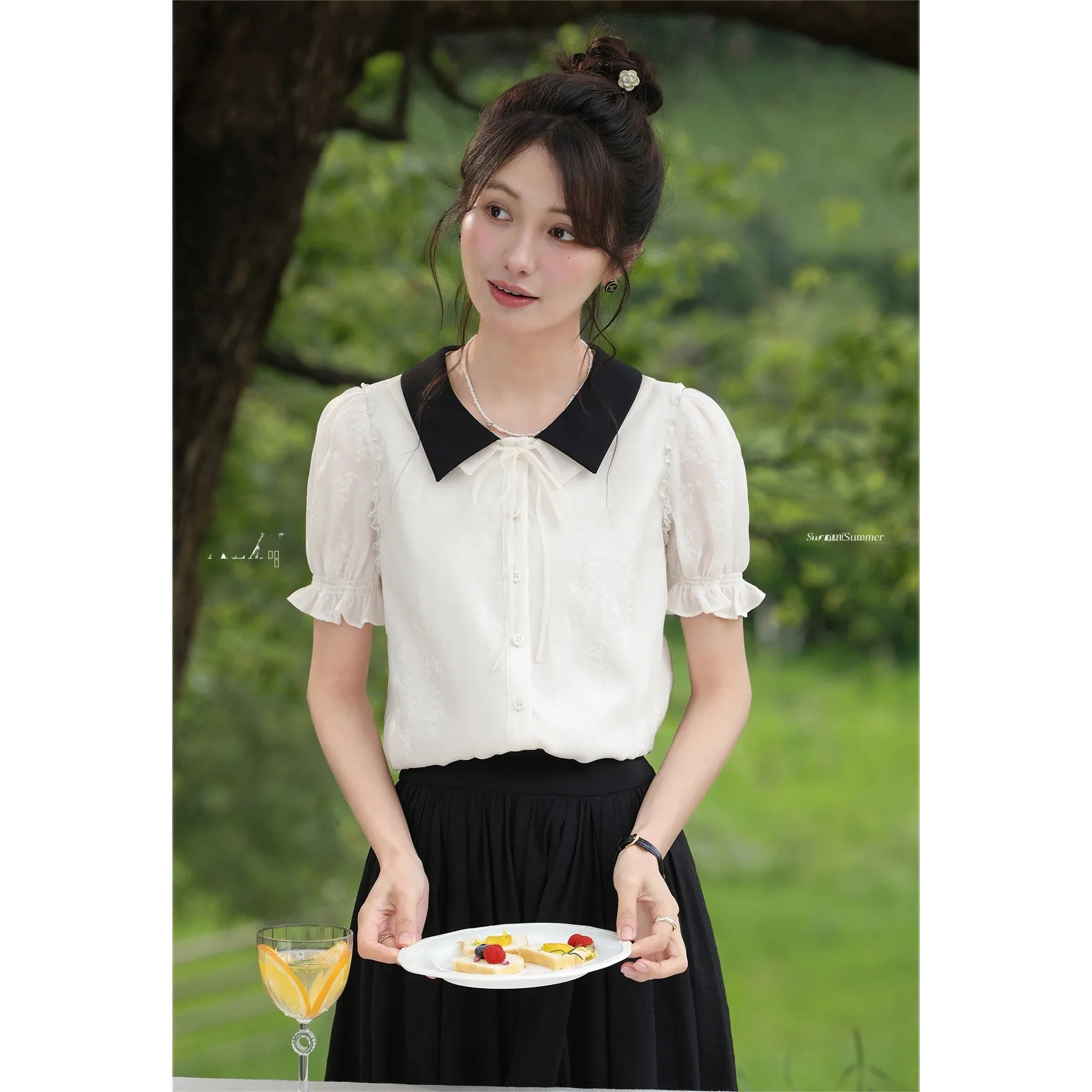 Модная женская блузка с коротким рукавом и воротником, цвета жасминового белого, от Lu Xiang Nán. Новинка лета. Повседневный деловой топ.
Модная женская блузка с коротким рукавом и воротником, цвета жасминового белого, от Lu Xiang Nán. Новинка лета. Повседневный деловой топ.