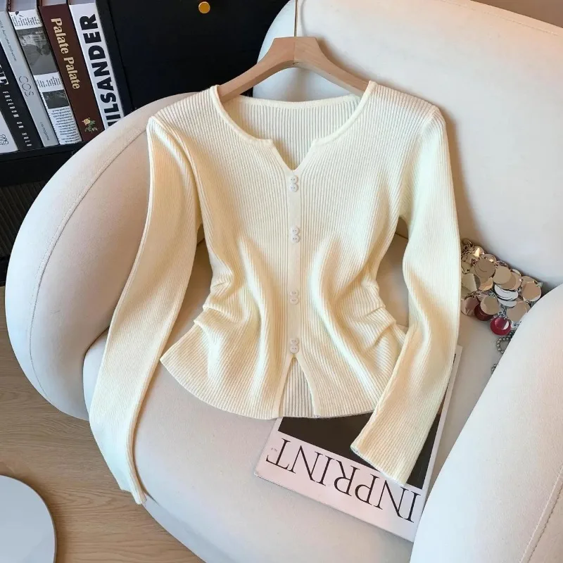 Французский свитер с v-образным вырезом и разрезом для женщин осень-зима, новый стиль, внутренняя облегающая талия, плиссированный низ
Французский свитер с v-образным вырезом и разрезом для женщин осень-зима, новый стиль, внутренняя облегающая талия, плиссированный низ