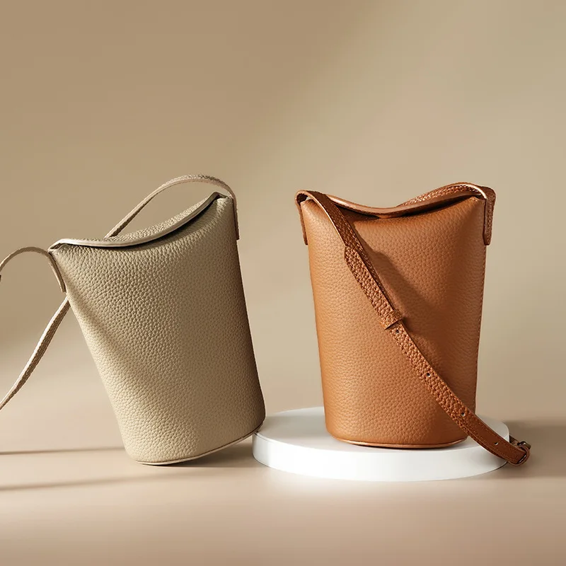 Compact Top-Grain Cowhide Crossbody Bag - Soft Leather Phone Purse for Women, Chic & Portable Handbag
Compact Top-Grain Cowhide Crossbody Bag - Soft Leather Phone Purse for Women, Chic & Portable Handbag