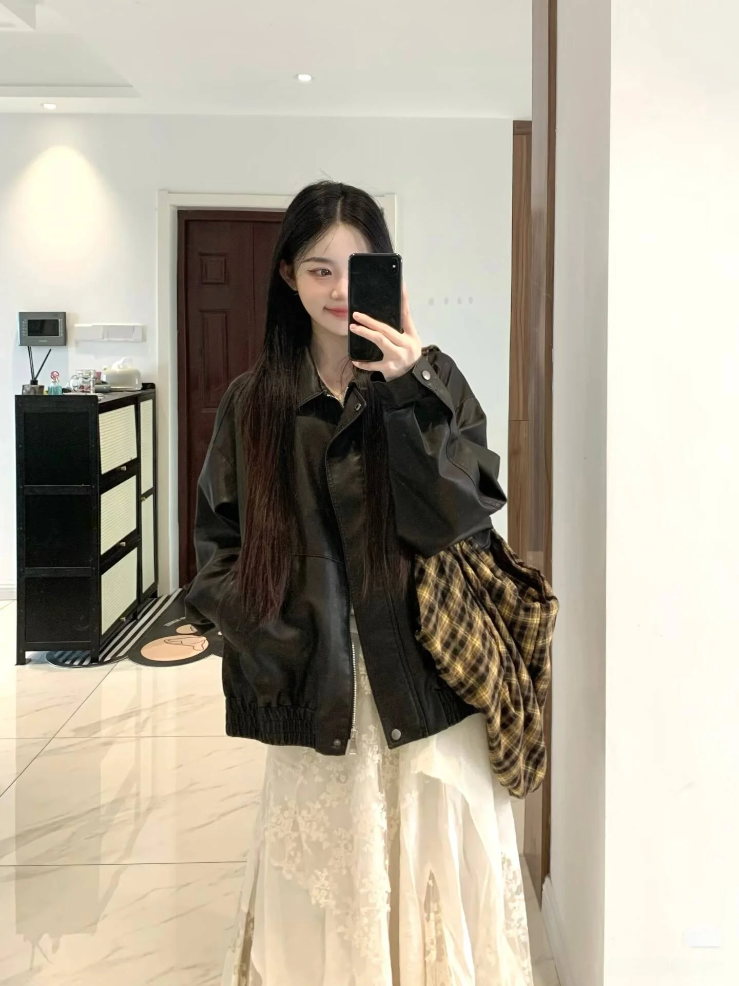American Style Retro Cool Black Leather Jacket Women's Loose Casual Versatile Motorcycle Clothes Top for Autumn 2025
American Style Retro Cool Black Leather Jacket Women's Loose Casual Versatile Motorcycle Clothes Top for Autumn 2025