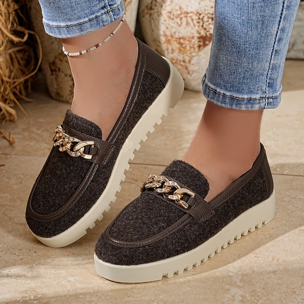 New Flat Suede Leather Metal Shoes Mules Women Flats Comfy Shoes Stylish Light Breathable Loafers Slip-On Luxury Trend Classic
New Flat Suede Leather Metal Shoes Mules Women Flats Comfy Shoes Stylish Light Breathable Loafers Slip-On Luxury Trend Classic