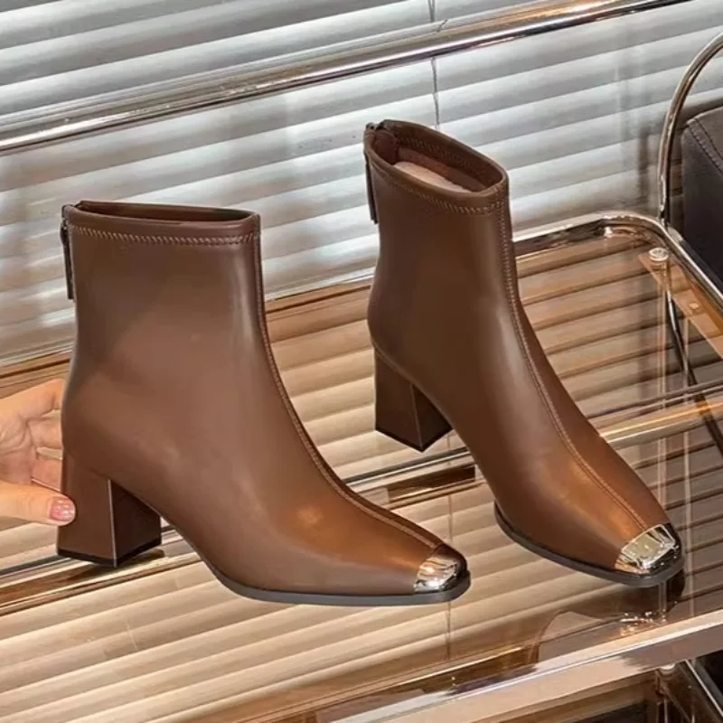 Winter New Thick Heel Shoes Women's Fashion Metal Square Head Stitching Comfortable Back Zipper Short Boots
Winter New Thick Heel Shoes Women's Fashion Metal Square Head Stitching Comfortable Back Zipper Short Boots